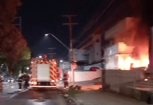 VÍDEO: Incêndio atinge casa e assusta moradores em Manaus