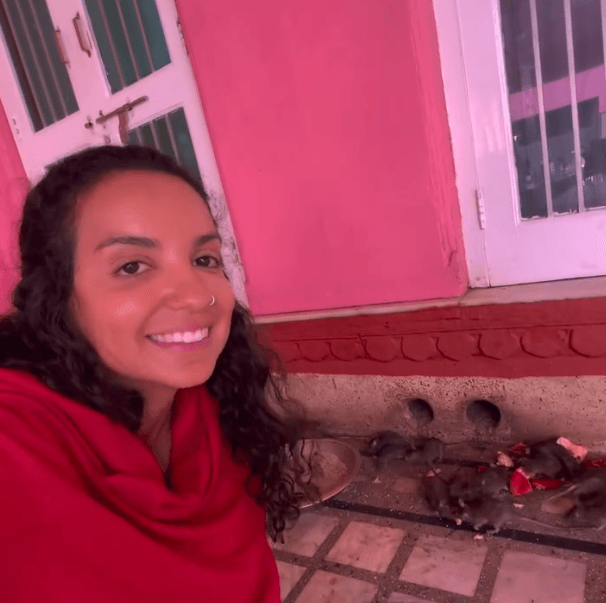Influencer brasileira visita Templo dos Ratos na Índia e relata “lição de respeito e fé”