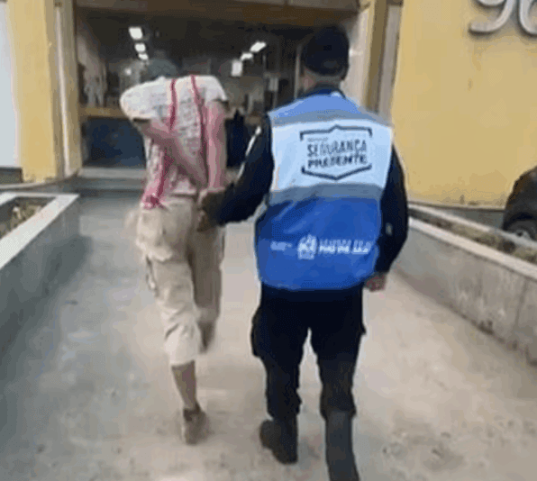 Fantasiado de Chaves, homem é detido com drogas e imita personagem em delegacia no RJ