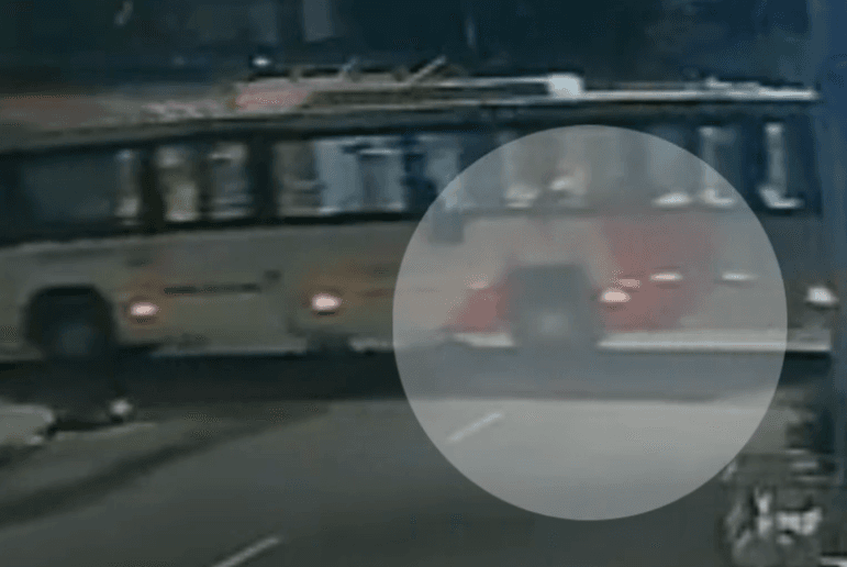 Entregador de delivery fica gravemente ferido ao bater em ônibus em Manaus; veja vídeo