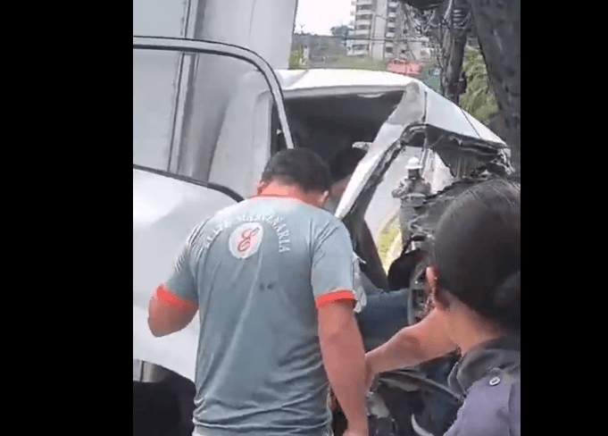 VÍDEO: Motorista fica preso às ferragens em grave acidente com carreta em avenida de Manaus