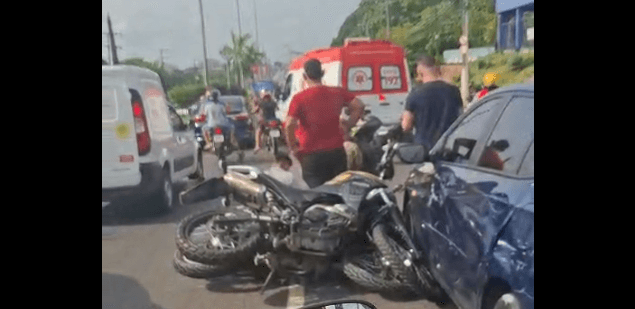 Motociclista é arremessado ao ser atingido por carro em frente a motel em Manaus; vídeo