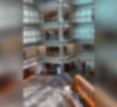 Trabalhador cai de edifício, fica pendurado e morre após equipamento despencar