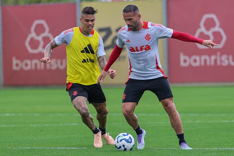 Internacional enfrenta desfalques antes de encarar o Corinthians