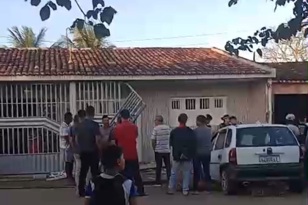 VÍDEO: Carro desgovernado invade casa, mata idosa e fere marido dela em Alagoas