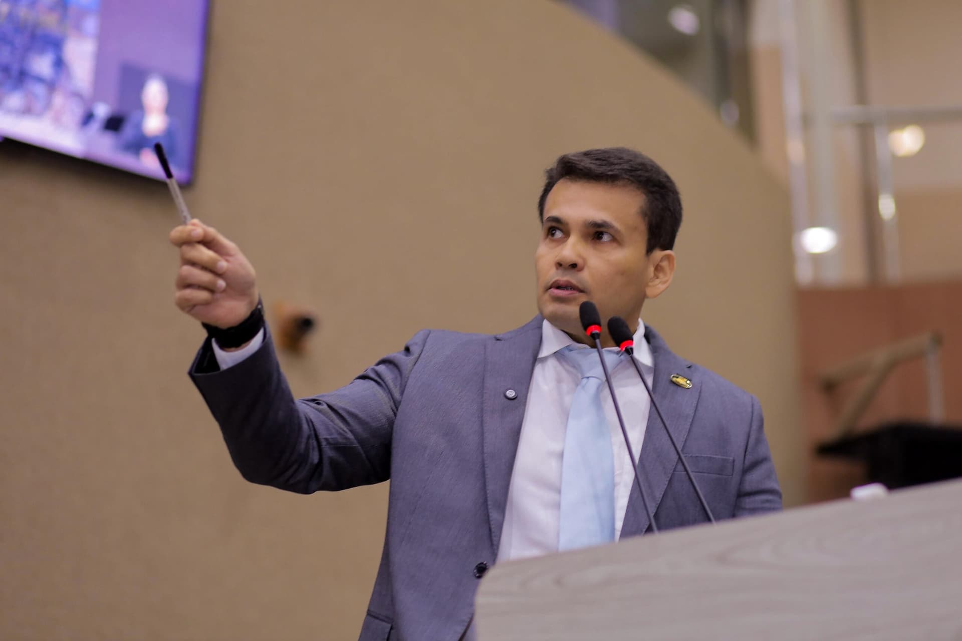 “Não sabemos quanto Ludmilla embolsou para ‘aliciar’ nossas crianças”, diz Rosses ao questionar gastos do Sou Manaus