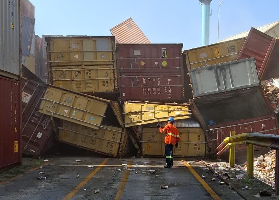 Contêineres despencam no Porto Chibatão em Manaus; vídeo