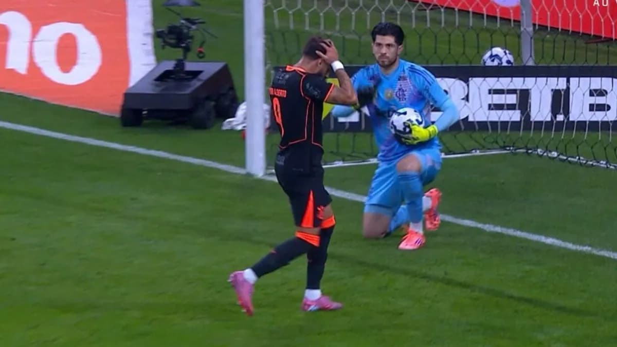 Yuri Alberto perde pênalti, vira piada nas redes sociais e se manifesta: “Foi um erro”