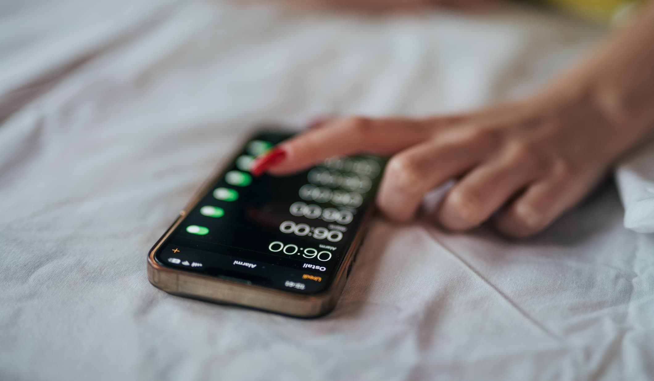 Acordar com despertador faz mal? Especialista explica impactos na qualidade do sono