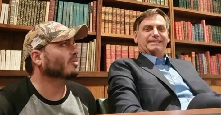 Em meio a julgamento de Bolsonaro no STF, Carlos revela saúde fragilizada do pai: “Não está bem, mas resiste”