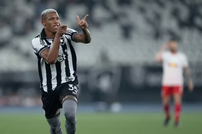 Botafogo rejeita oferta milionária do Fulham por Danilo