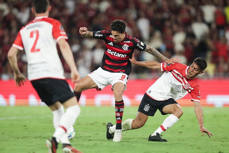 Flamengo derrota Estudiantes, mas sofre gol e deixa o confronto em aberto