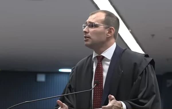 No STF, advogado cita a sogra em julgamento de trama golpista e arranca risos de ministros