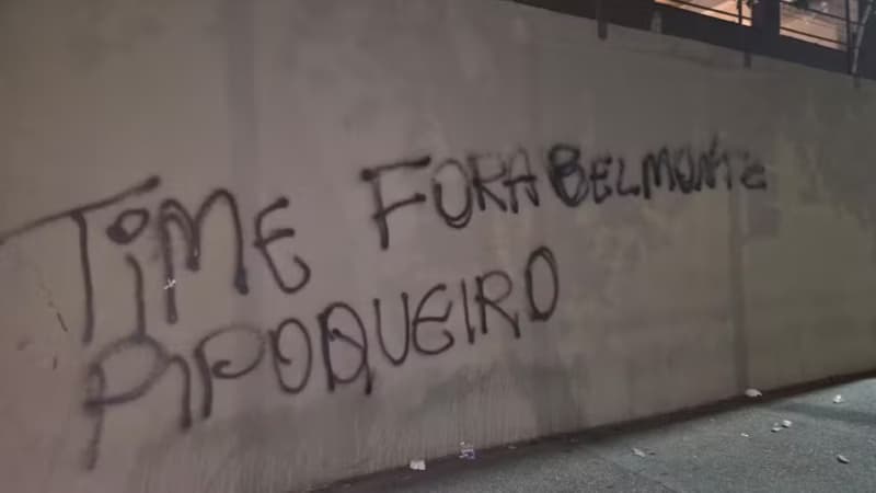 Torcida do São Paulo protesta e picha os muros do MorumBis