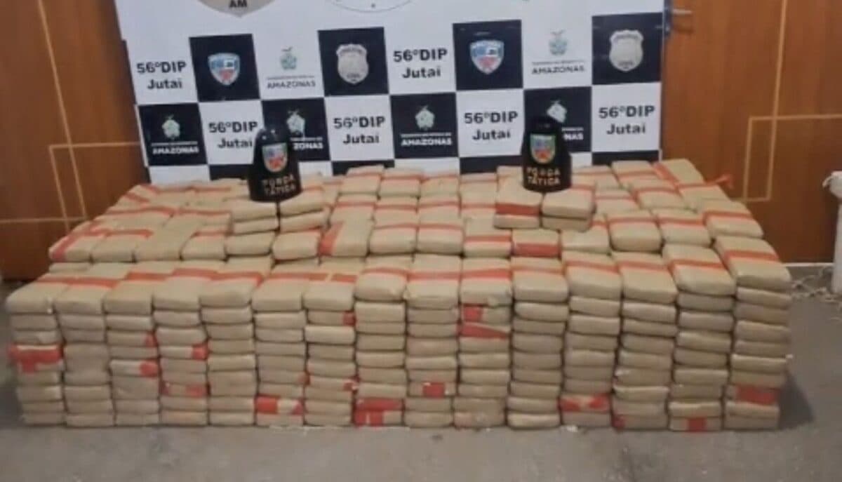 Polícia apreende drogas avaliadas em R$ 8 milhões em sacos de fibra após confronto entre piratas no Amazonas