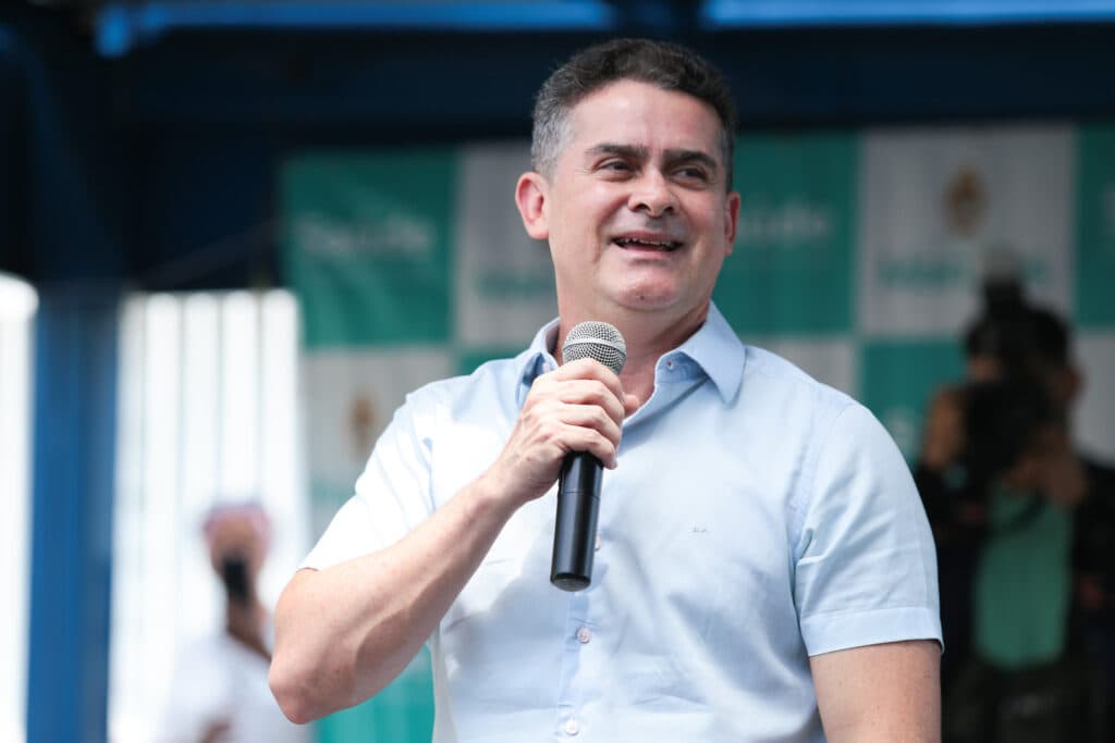 “As pessoas estão discutindo sobre chinelo”, critica David Almeida ao comentar polêmica das havaianas