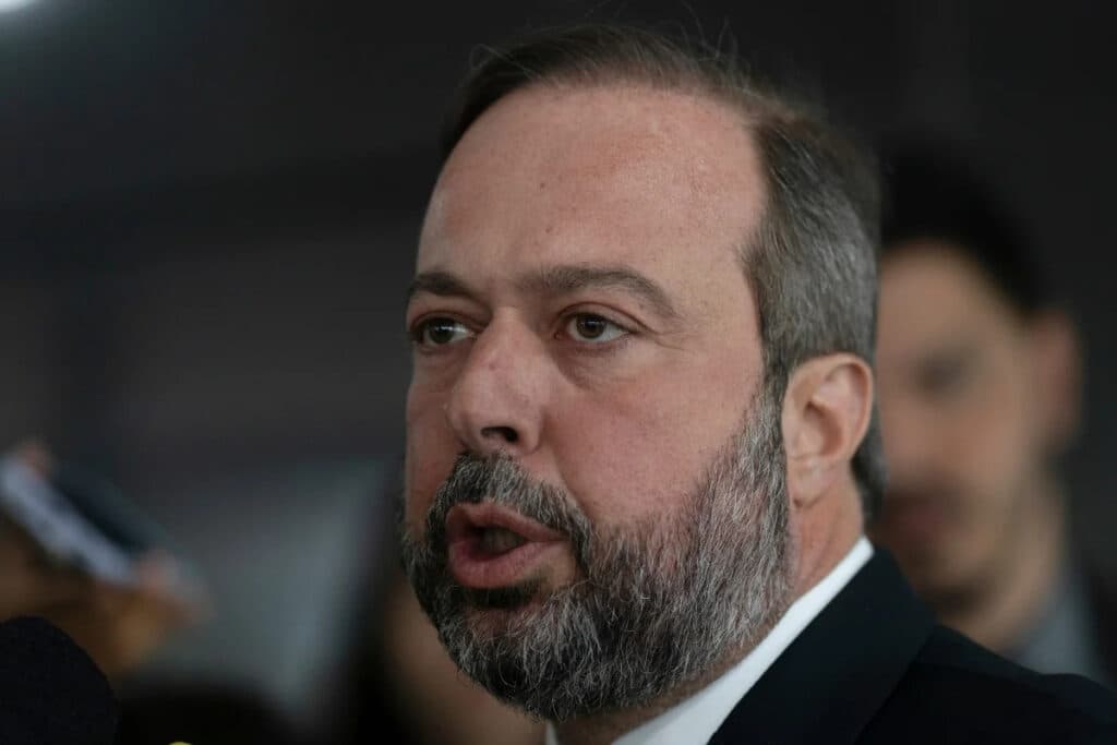Ministro de Minas e Energia se pronuncia após apagão: Incêndio em estação no Paraná foi a causa