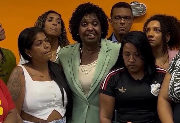 Benedita da Silva se emociona durante encontro com famílias de mortos em megaoperação no Rio