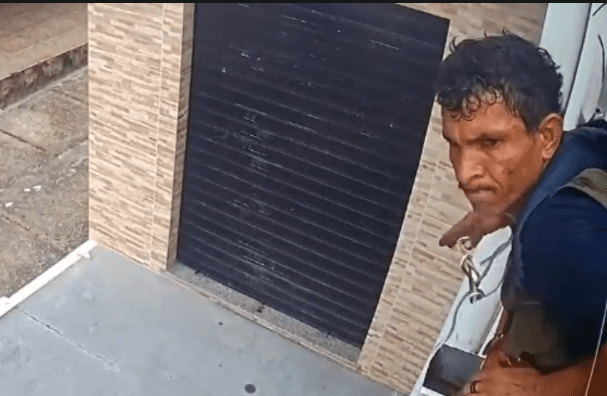 VÍDEO: Suspeito de roubar arma, dinheiro e 25 relógios é procurado pela polícia em Manaus