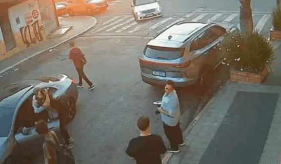 Ex-corintiano Marcelinho Carioca impede assalto e recupera celular em SP