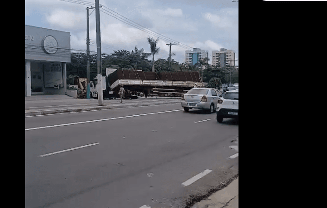 Carreta tomba e complica trânsito em avenida de Manaus; veja o vídeo