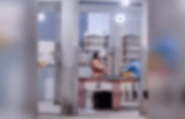 Mulher nua invade bar e agride clientes em São Gonçalo