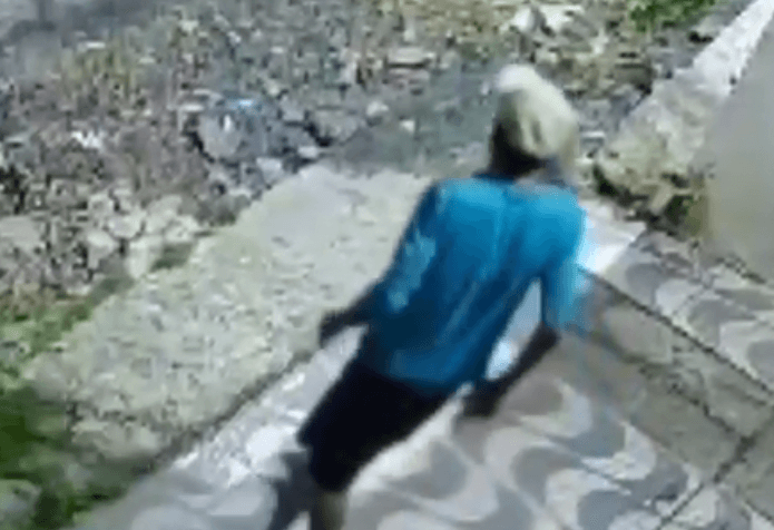 Veja momento em que homem furta hidrômetro em Manaus