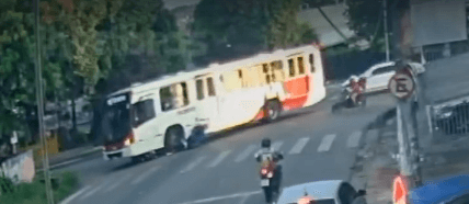 Veja momento em que motociclista tem a perna esmagada por ônibus em Manaus