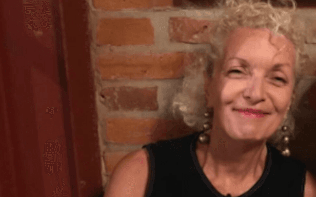 Mulher morre asfixiada ao ser prensada por janela de seu próprio carro na França