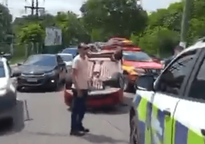 VÍDEO: Carro capota e afeta trânsito em três avenidas de Manaus