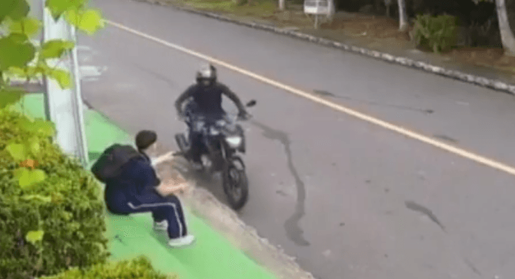 Vídeo mostra assalto à estudante em plena luz do dia em Manaus