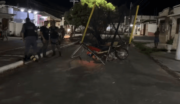 Motociclista embriagado bate em pula-pula e deixa jovem e bebê feridos no Amazonas