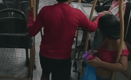 VÍDEO: Casal é procurado pela polícia suspeito de assaltar ônibus 560 em Manaus