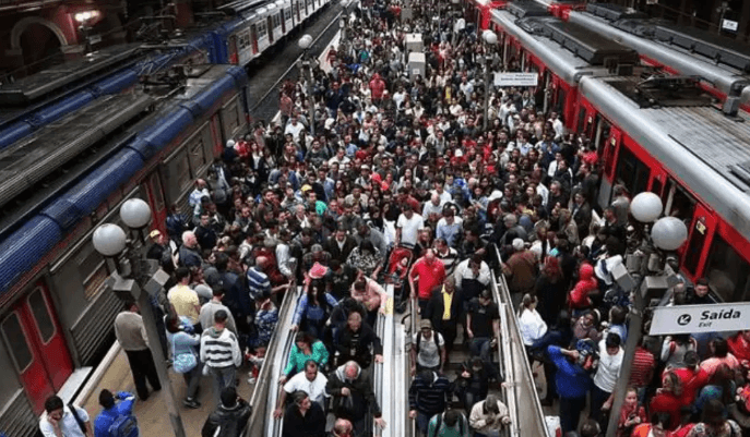 Passageiro aciona botão de emergência e é agredido por multidão em trem