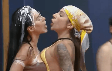 Fazenda 17: Martina e Tamires protagonizam confusão com desodorante e hidratante