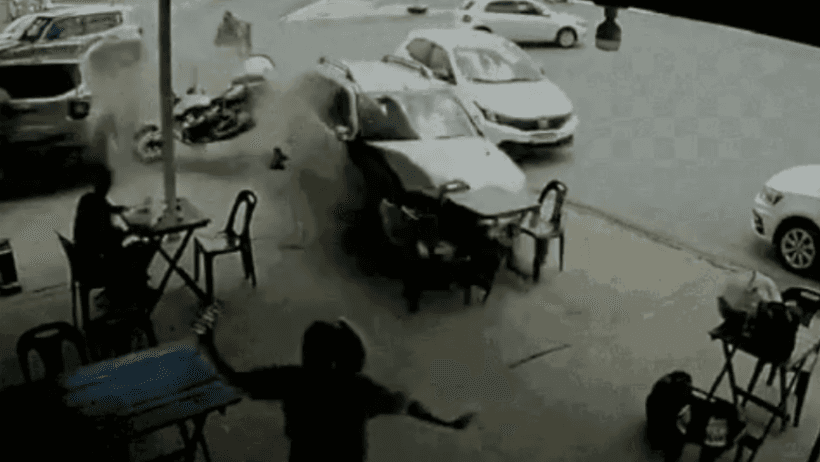 Carro desgovernado invade sorveteria e quase atropela cliente em Cuiabá