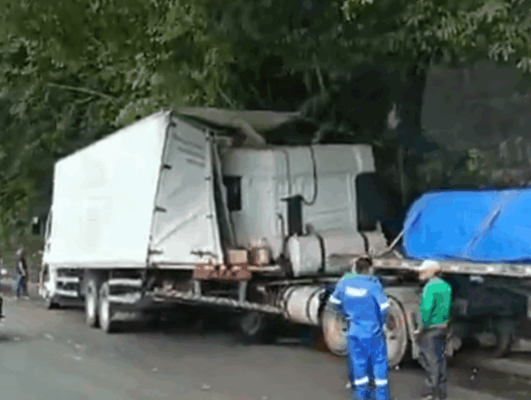 VÍDEO: Carreta desgovernada atinge caminhão e deixa dois feridos em Manaus