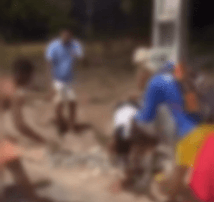 Assaltante é punido por população e recebe banho de fezes