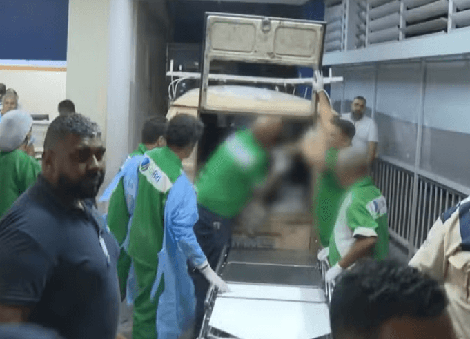 VÍDEO: Dezenas de corpos são levados por moradores para praça na Penha após megaoperação no Rio de Janeiro