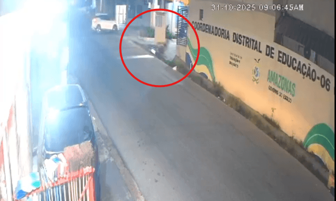 VÍDEO: Motociclista é atingido por carro e morre ao ser arremessado contra muro em Manaus