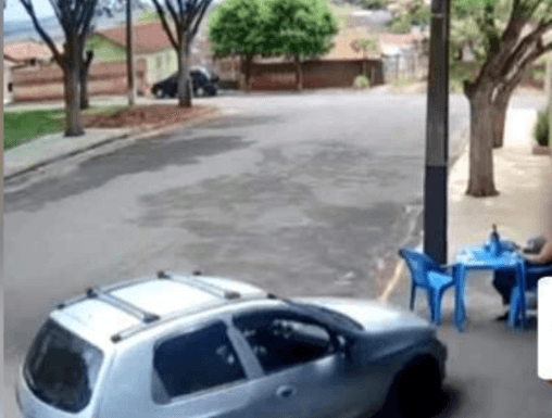 Marido joga carro contra esposa e foge no Paraná