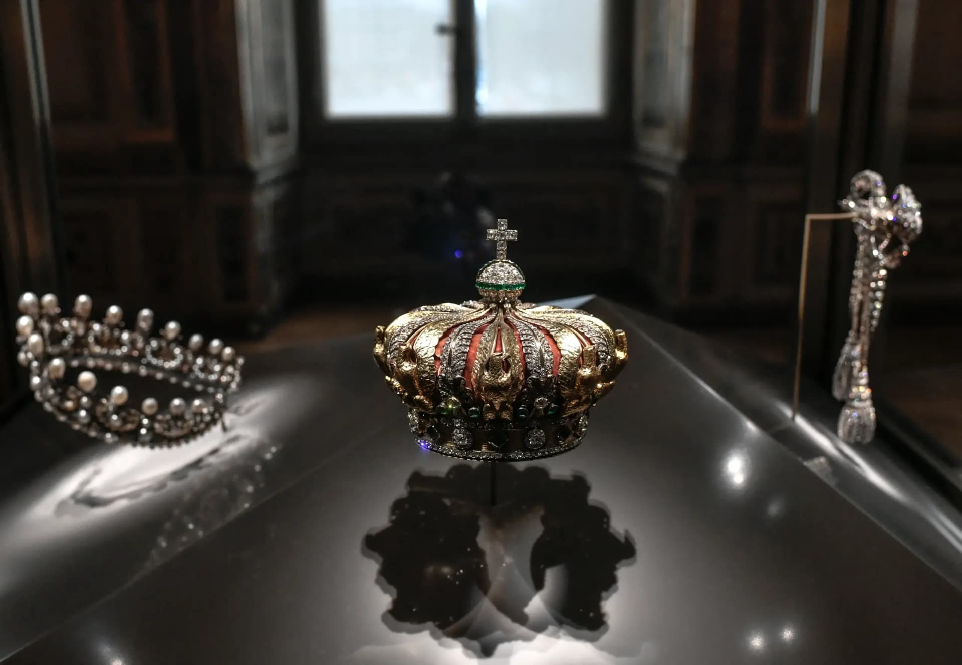 Coroa da esposa de Napoleão é recuperada após roubo no Museu do Louvre, dizem jornais