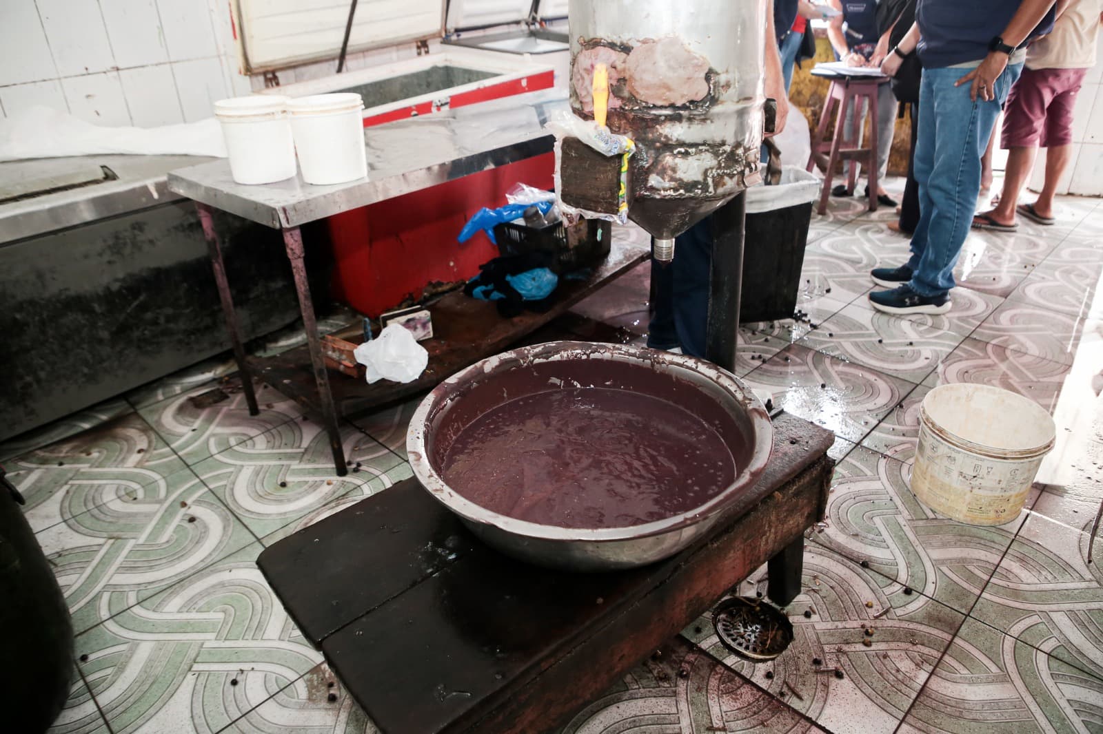 Açaí vendido sem higiene leva à interdição de comércio no Centro de Manaus
