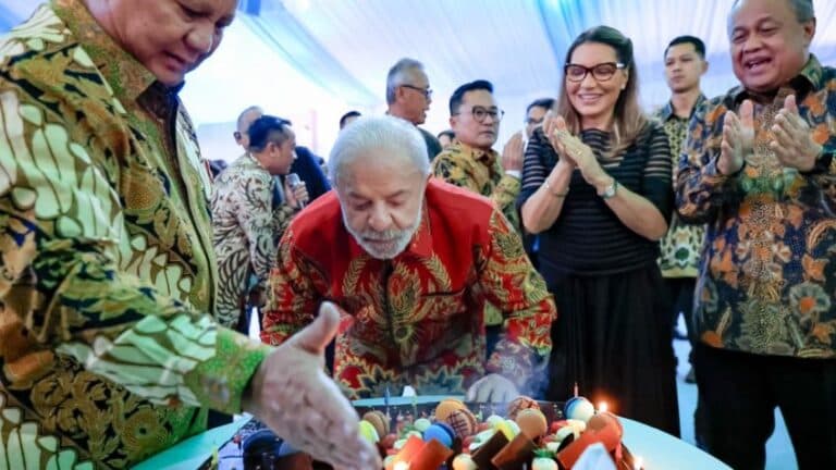 Lula ganha festa de aniversário antecipada na Indonésia; saiba quem ganhou a 1ª fatia do bolo
