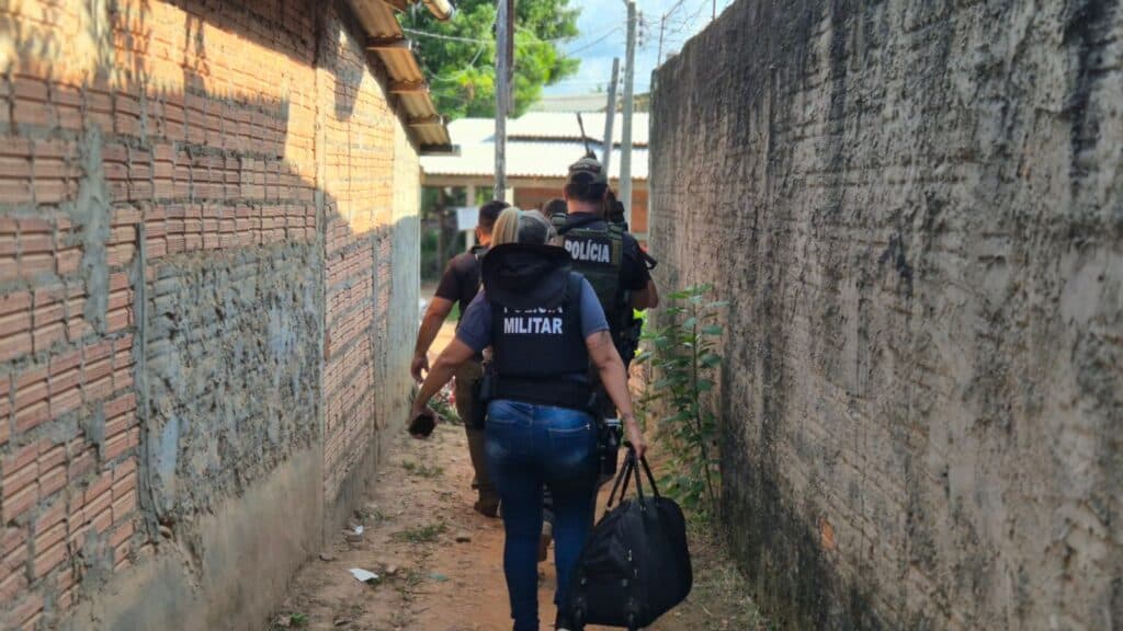 Cinco homens são presos e 2 adolescentes apreendidos suspeitos de tráfico de drogas em Humaitá