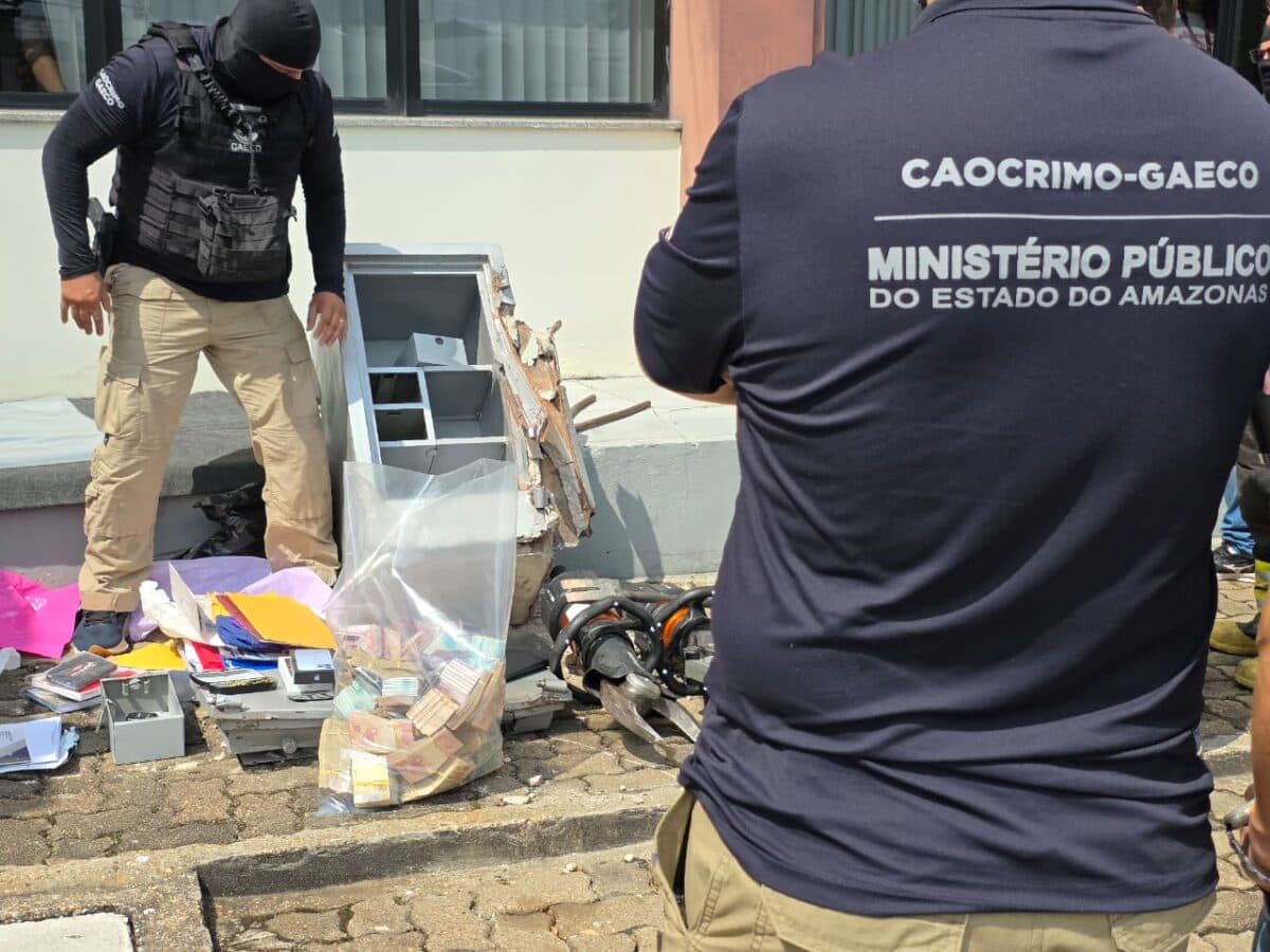 Meio milhão em cheques e dinheiro vivo são encontrados nos cofres do vereador Rosinaldo Bual