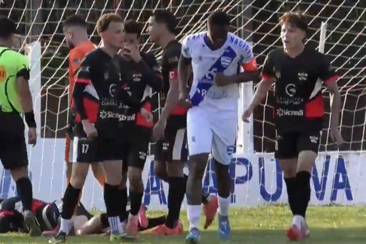 VÍDEO: Jogador chama rival de “macaco” durante jogo no Paraná, leva soco e é demitido