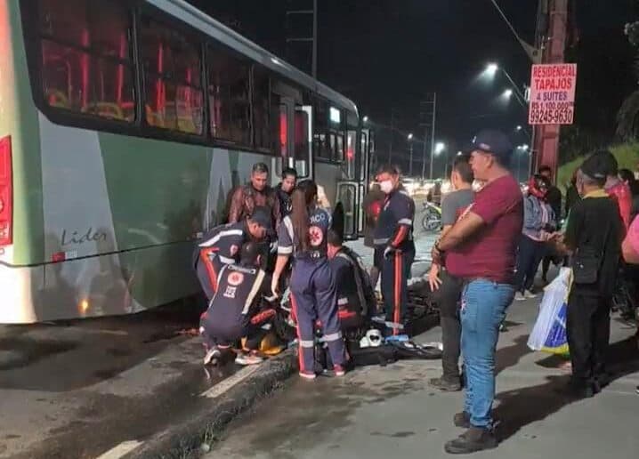 Mulher tem perna esmagada por ônibus durante acidente em Manaus; vídeo
