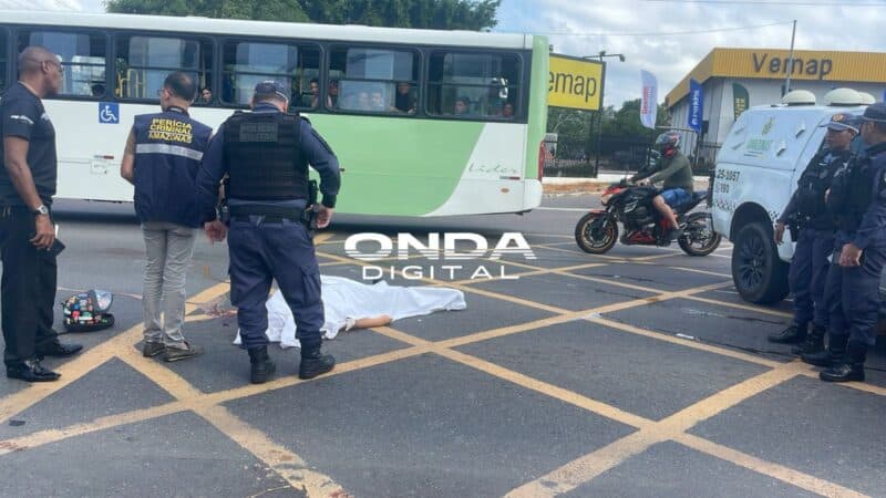 VÍDEO: Motociclista morre esmagada por ônibus 640 em Manaus