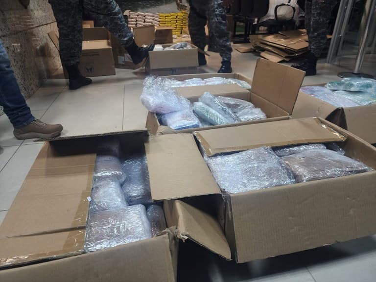 Casal preso com meia tonelada de drogas usava casa como depósito em Manaus